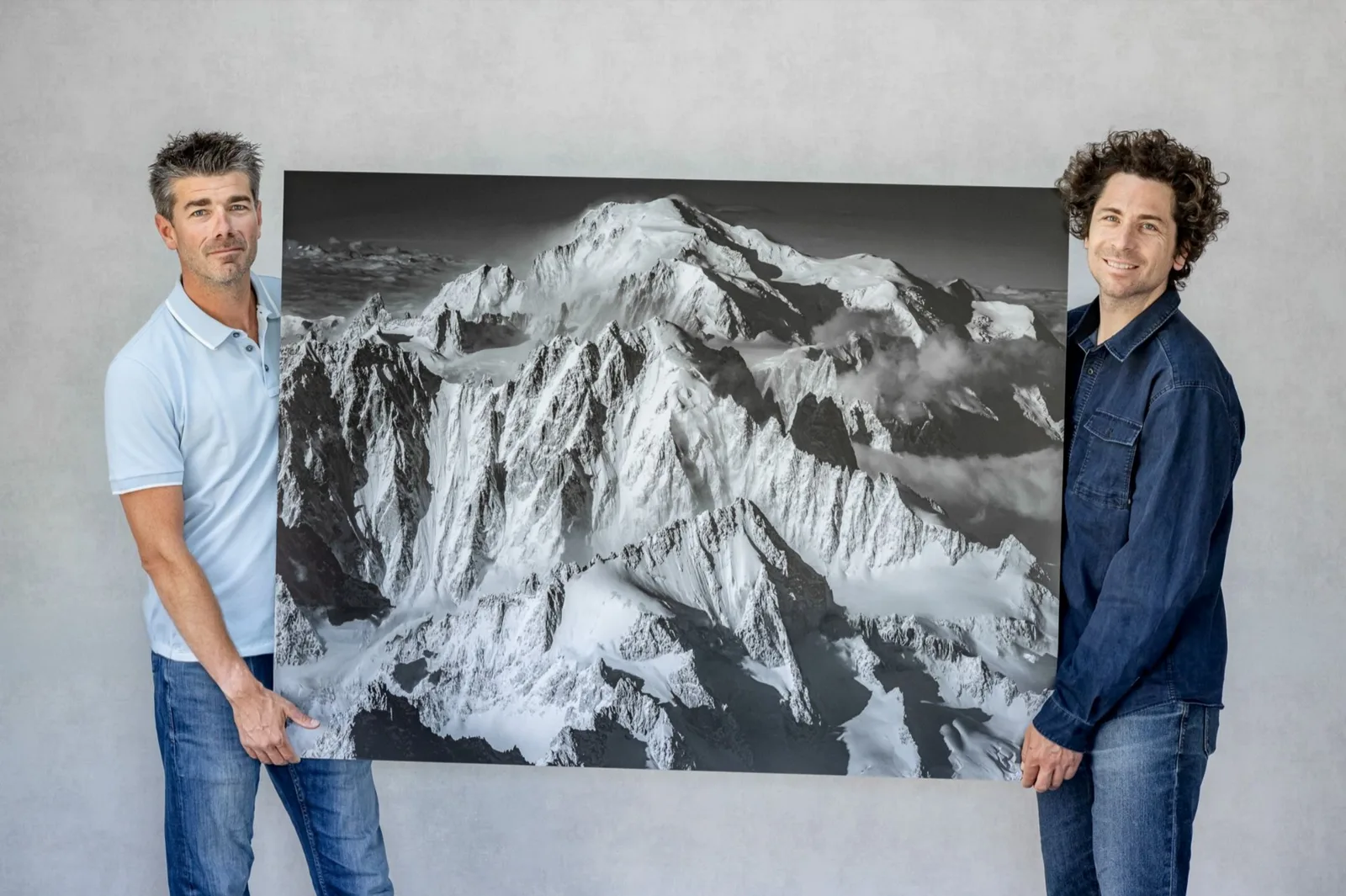 Vivian Bruchez et Thomas Crauwels tenant le tirage d'art original mis en jeu